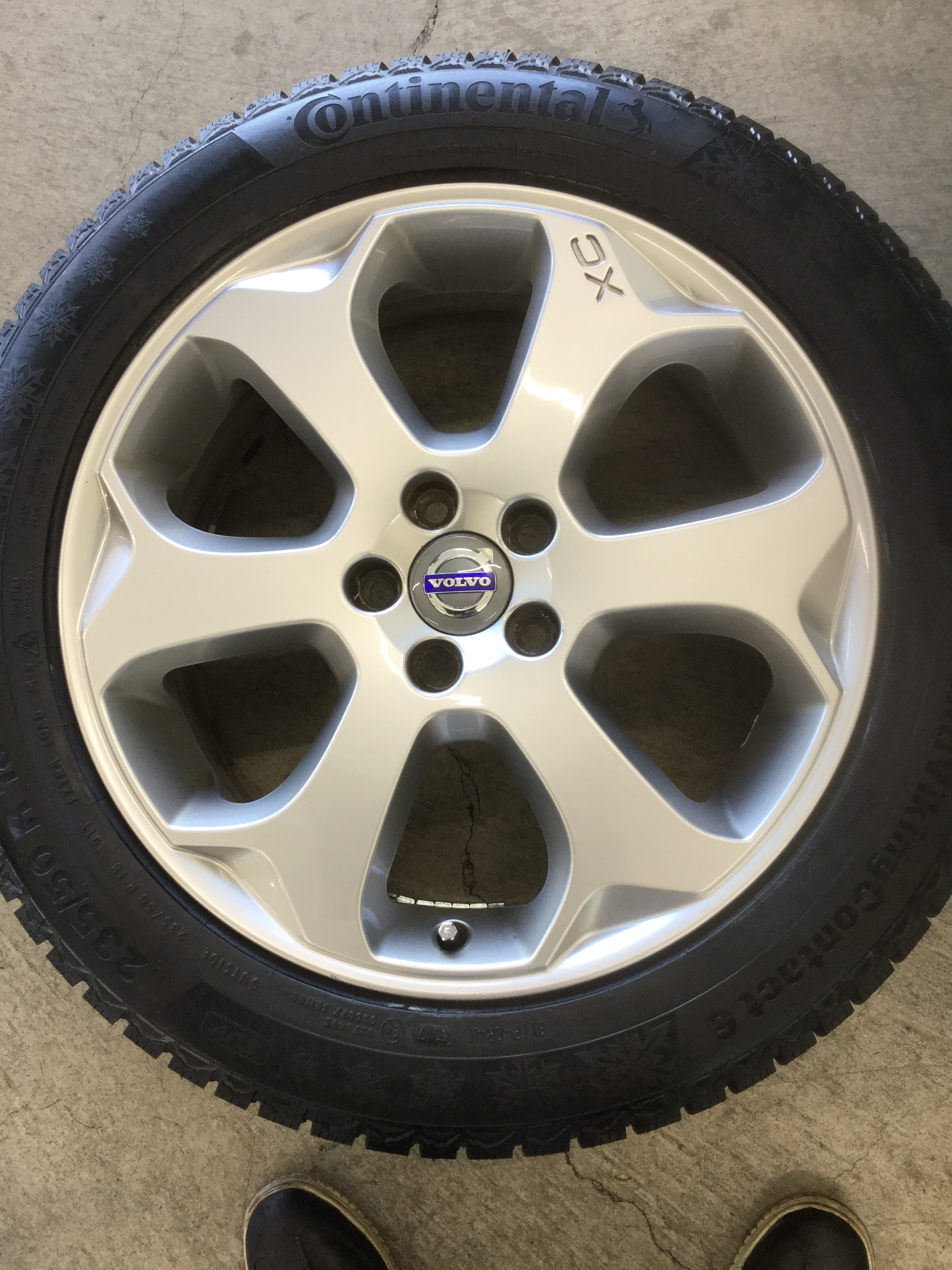 VOLVO XC70 スタッドレス持ち帰り作業｜バロータイヤ市場北方店